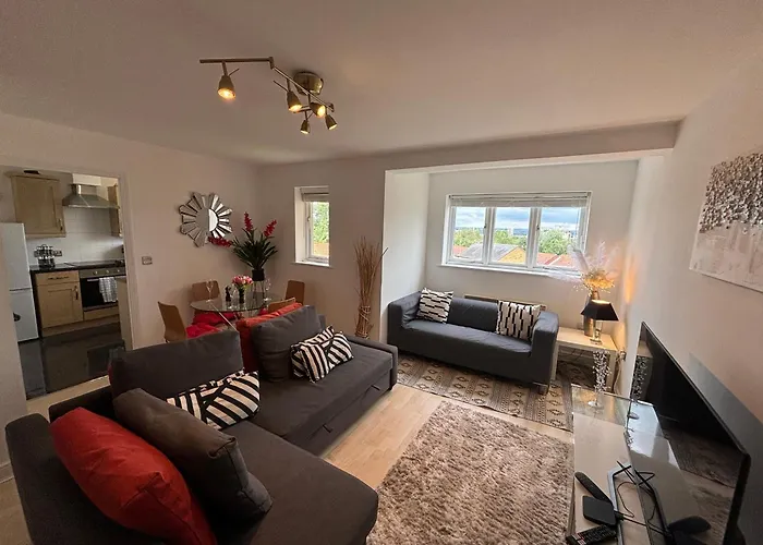 Skyline Haven - Modern 2B, Parking, Wifi & 4Ktv