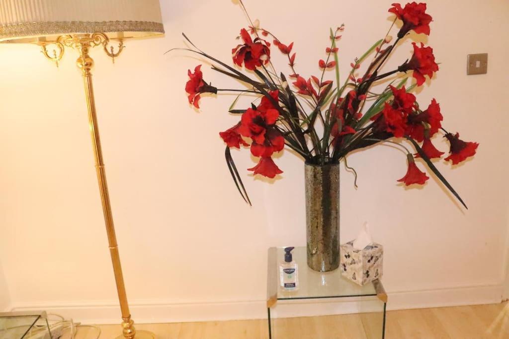 Skyline Haven - Modern 2B, Parking, Wifi & 4Ktv Apartment