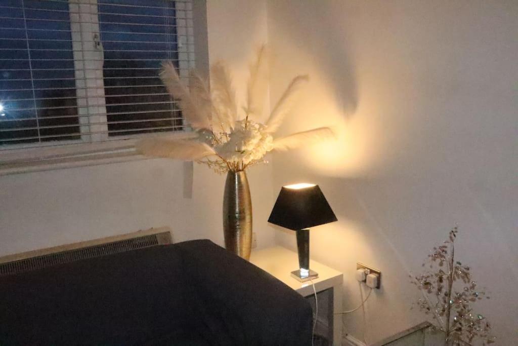 Skyline Haven - Modern 2B, Parking, Wifi & 4Ktv * London