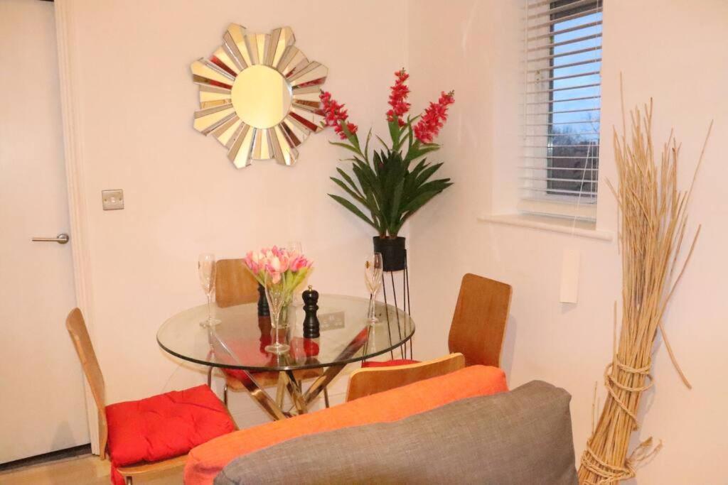 Skyline Haven - Modern 2B, Parking, Wifi & 4Ktv
