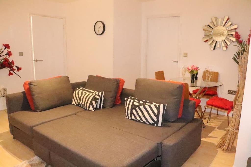 Skyline Haven - Modern 2B, Parking, Wifi & 4Ktv