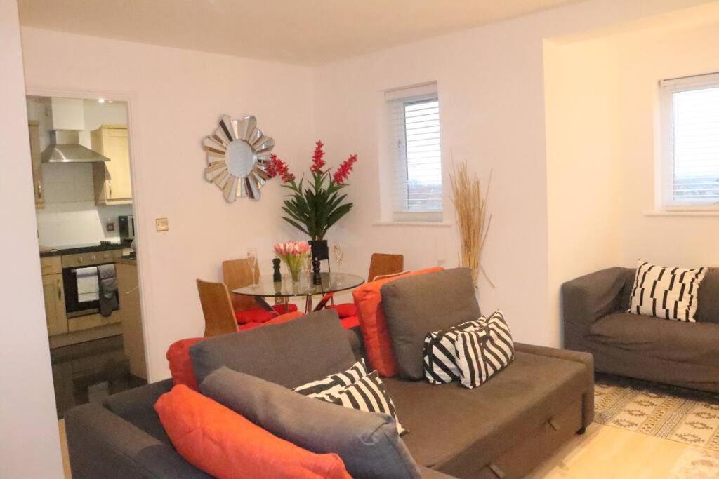 Skyline Haven - Modern 2B, Parking, Wifi & 4Ktv Apartment London