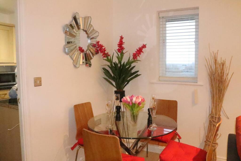 Skyline Haven - Modern 2B, Parking, Wifi & 4Ktv Apartment