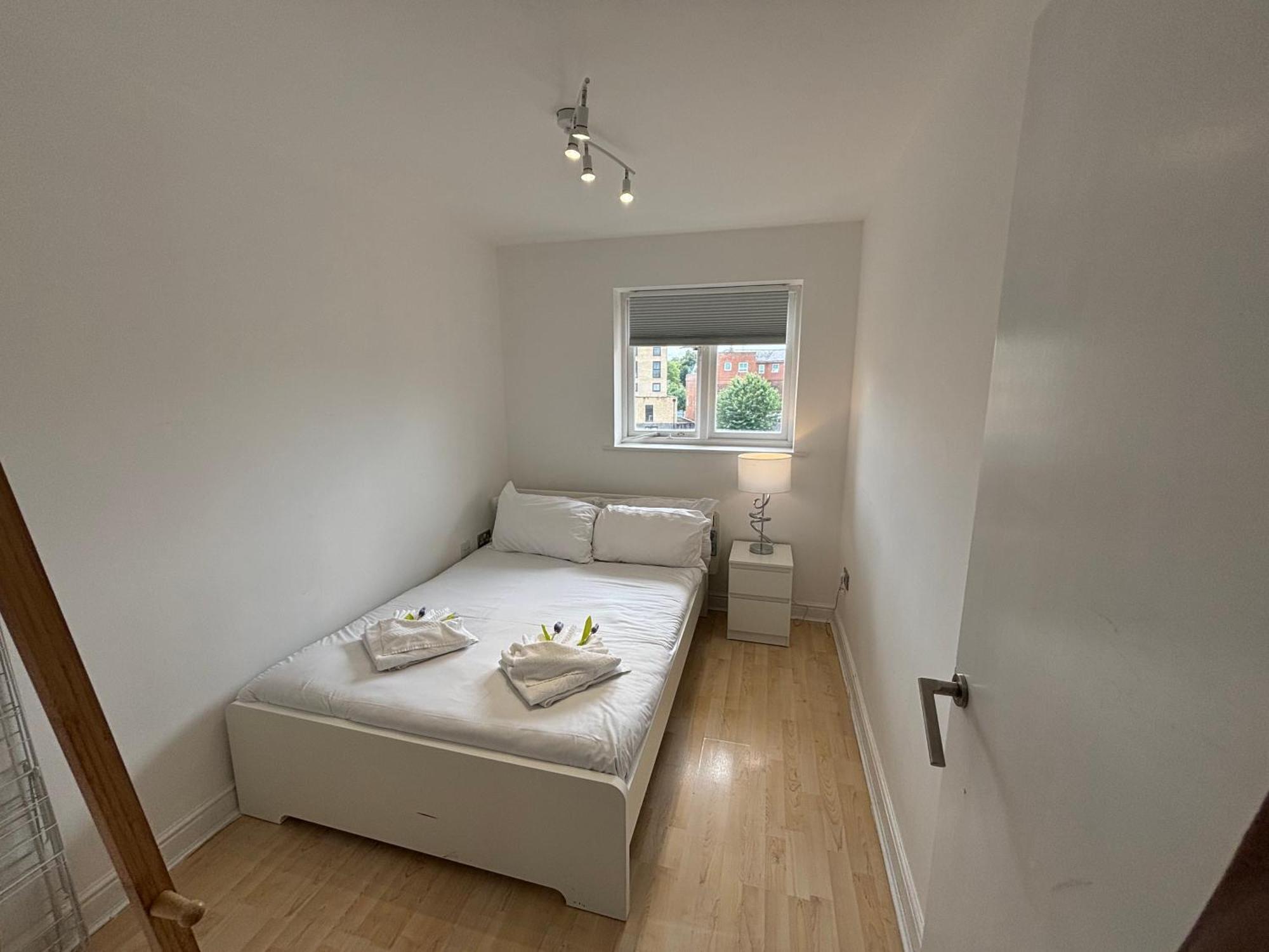 Skyline Haven - Modern 2B, Parking, Wifi & 4Ktv * London